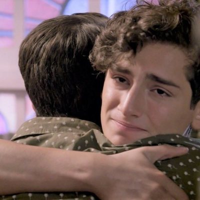 Aris y Temo se abrazan en 'Mi marido tiene más familia'