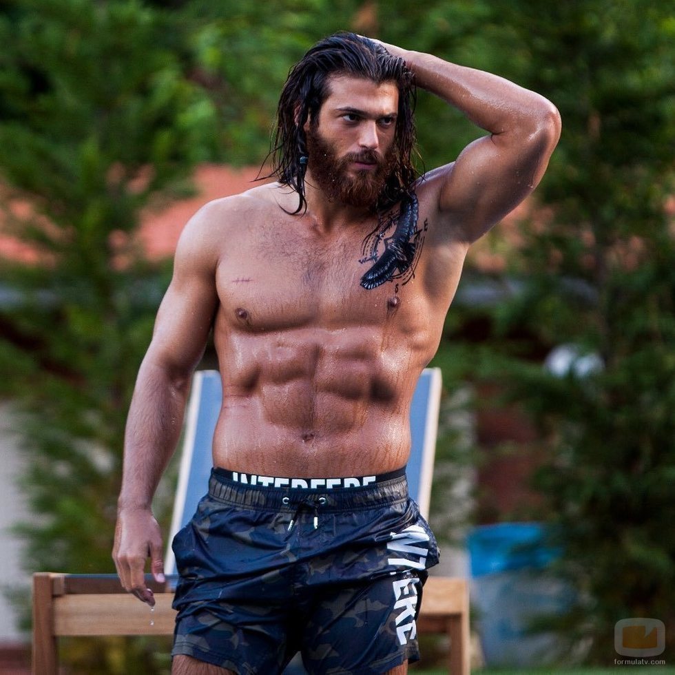 Can Yaman, mojado y en bañador, saliendo de la piscina