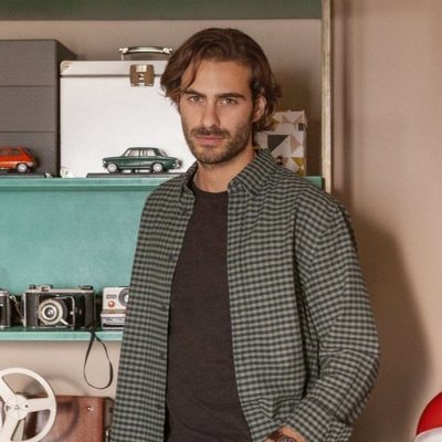 Ibrahim Al Shami es Adrián en 'Valeria'