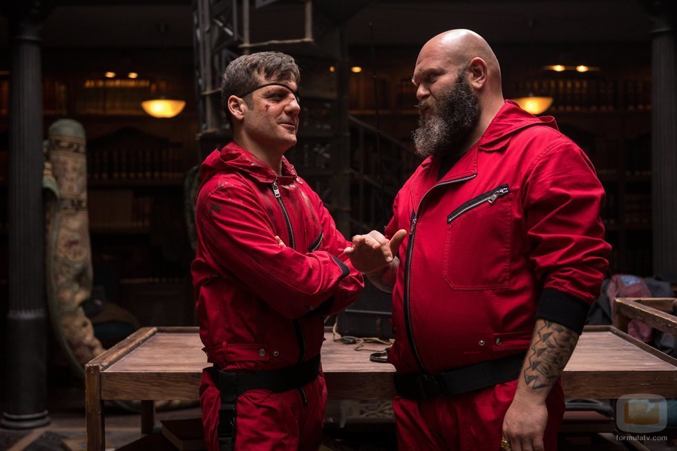 Rodrigo de la Serna y Darko Peric en el rodaje de la parte 3 de 'La Casa de Papel'