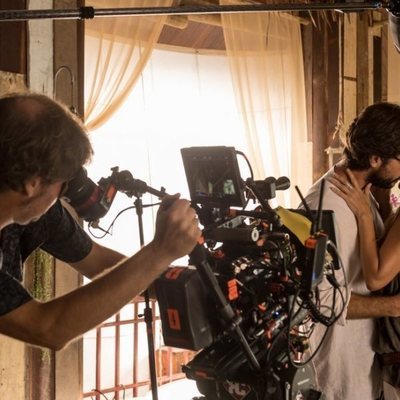 Álvaro Morte e Itziar Ituño durante el rodaje de la parte 3 de 'La Casa de Papel'