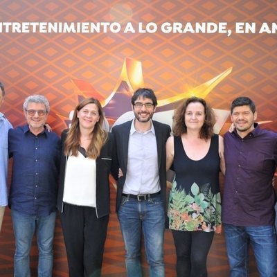 Juanra Bonet, Carmen Ferreiro y Montse Claros junto a Los Lobos de '¡Boom!' tras ganar el bote