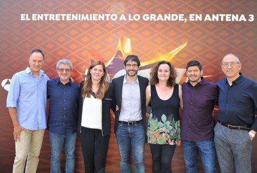 Juanra Bonet, Carmen Ferreiro y Montse Claros junto a Los Lobos de '¡Boom!' tras ganar el bote