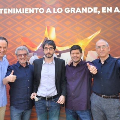 Los Lobos junto a Juanra Bonet tras ganar el bote de '¡Boom!'