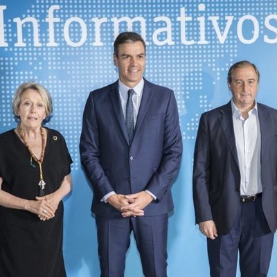 Rosa Mateo, Pedro Sánchez y Eladio Jareño posan en el plató de Informativos de TVE