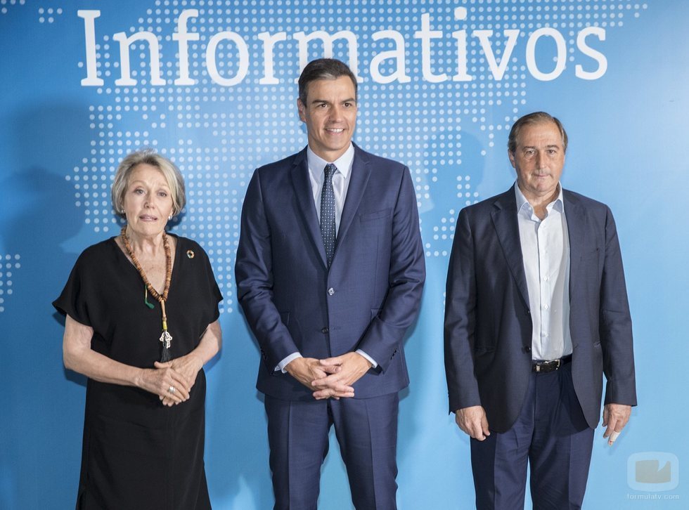 Rosa Mateo, Pedro Sánchez y Eladio Jareño posan en el plató de Informativos de TVE
