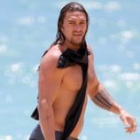 Jason Momoa en un robado sin camiseta en la playa