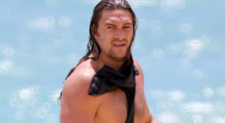 Jason Momoa en un robado sin camiseta en la playa