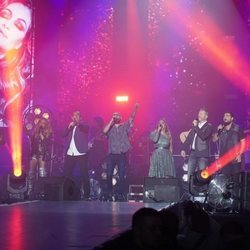 Coaches y concursantes cantando en el concierto de 'La Voz'