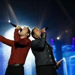 Luis Fonsi y David Bisbal cantando en el concierto de 'La Voz'