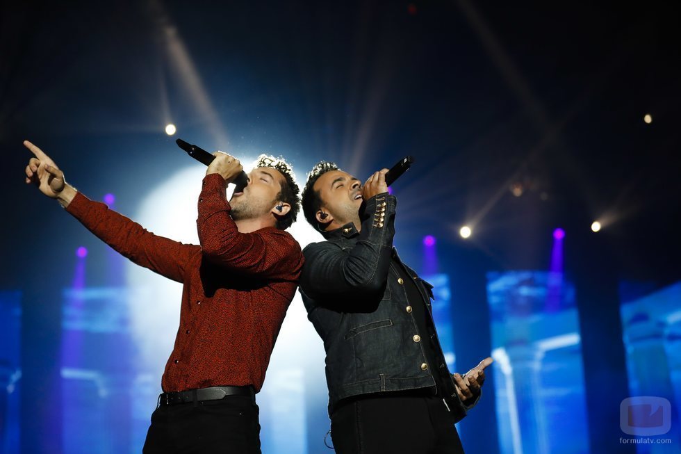 Luis Fonsi y David Bisbal cantando en el concierto de 'La Voz'
