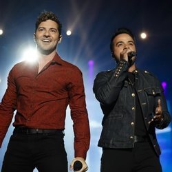 Luis Fonsi y David Bisbal, juntos en el concierto de 'La Voz'