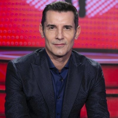 Jesús Vázquez sentado en las escaleras del plató de 'Me quedo contigo'