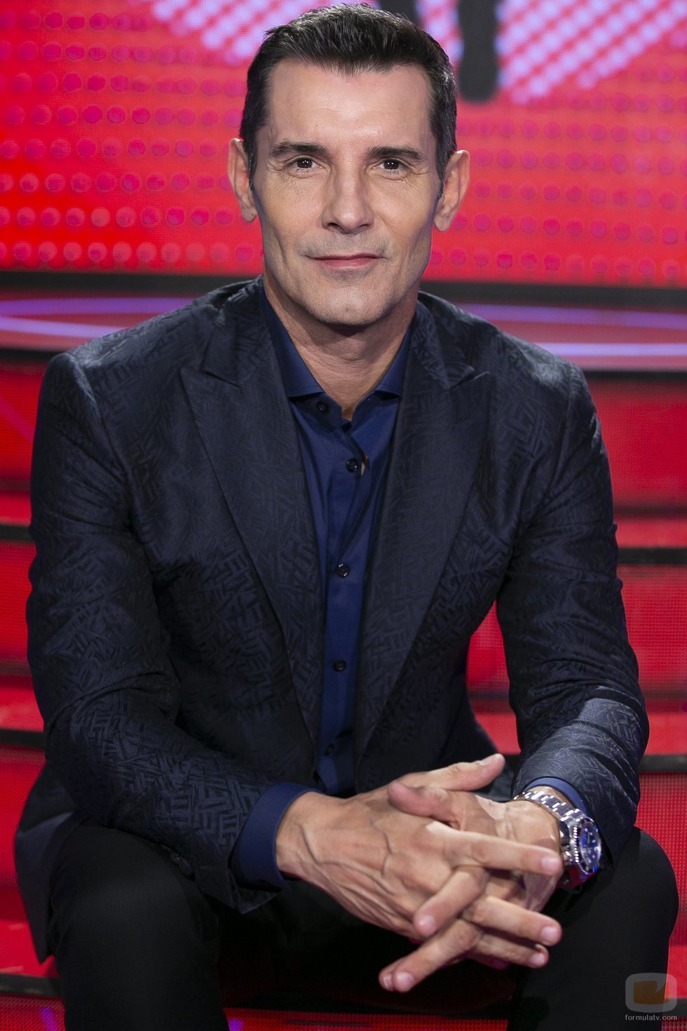 Jesús Vázquez sentado en las escaleras del plató de 'Me quedo contigo'