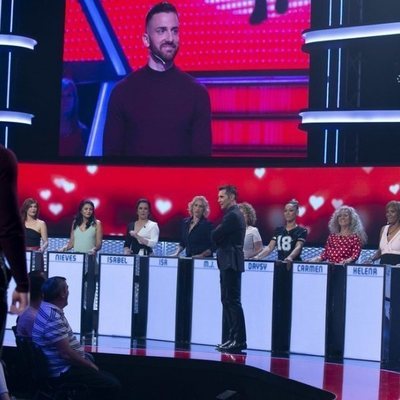 Jesús Vázquez, entre participantes de 'Me quedo contigo'