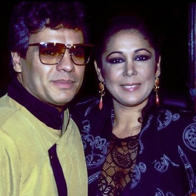 Juan Gabriel e Isabel Pantoja posando juntos en la década de los años 90