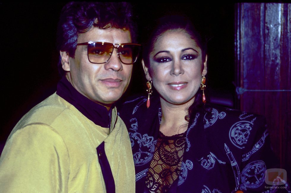 Juan Gabriel e Isabel Pantoja posando juntos en la década de los años 90