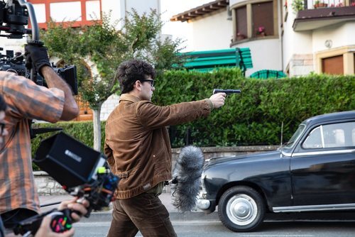 Àlex Monner apunta con una pistola en 'La línea invisible'