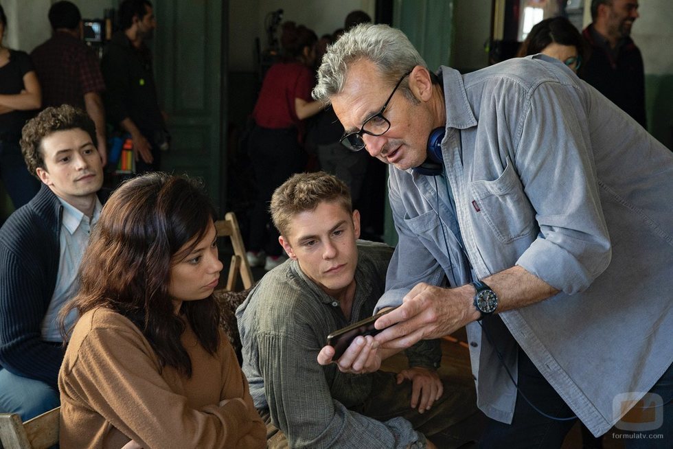 Anna Castillo y Patrick Criado junto a Mariano Barroso en el rodaje de 'La línea invisible'