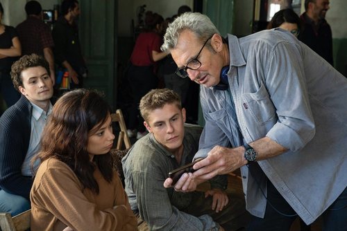 Anna Castillo y Patrick Criado junto a Mariano Barroso en el rodaje de 'La línea invisible'