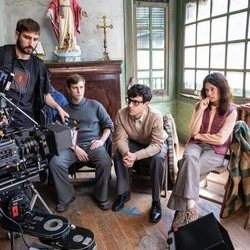 Emilio Palacios, Àlex Monner y Anna Castillo en el rodaje de 'La línea invisible'