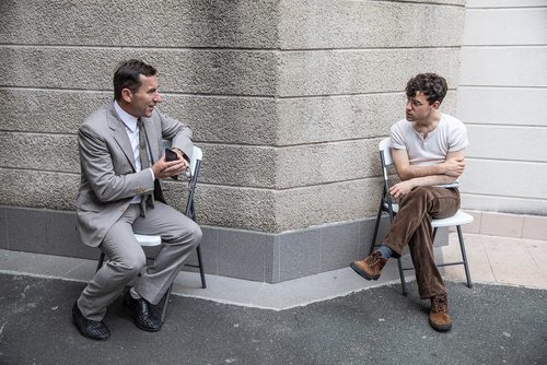 Antonio de la Torre y Àlex Monner dialogan en el rodaje de 'La línea invisible'