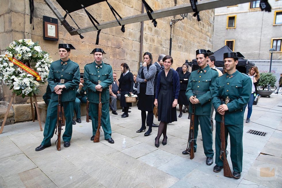 Un grupo de actores caracterizados como guardias civiles en 'La línea invisible'