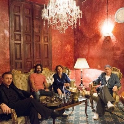 Los cuatro protagonistas de 'Nasdrovia' en el set de rodaje
