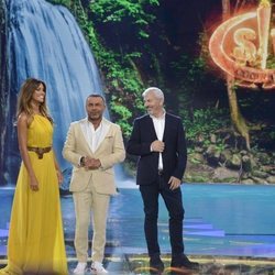 Los presentadores de 'Supervivientes 2019', Lara Álvarez, Jorge Javier Vázquez y Carlos Sobera en la gran final