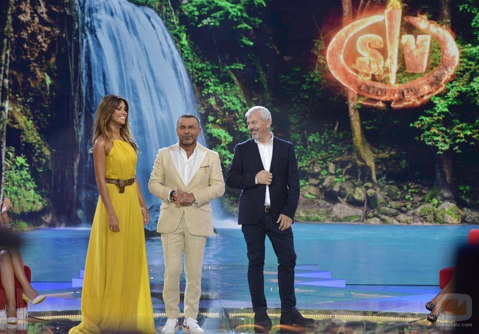 Los presentadores de 'Supervivientes 2019', Lara Álvarez, Jorge Javier Vázquez y Carlos Sobera en la gran final