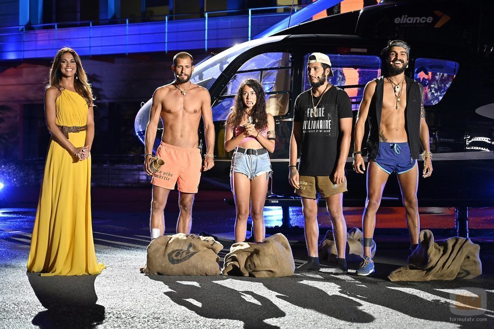Lara Álvarez junto a los finalistas de 'Supervivientes 2019'