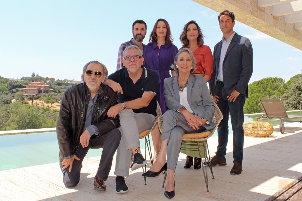 El reparto de 'El nudo' junto a su director