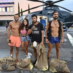 Los finalistas de 'Supervivientes 2019' frente al helicóptero