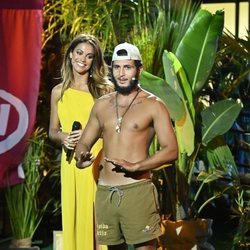 Omar Montes junto a Lara Álvarez en la gran final de 'Supervivientes 2019'