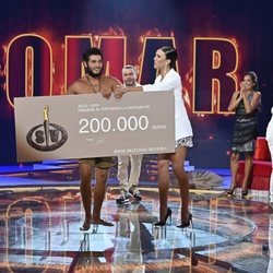 Sofía Suescun entregando el premio a Omar Montes en la gran final de 'Supervivientes 2019'