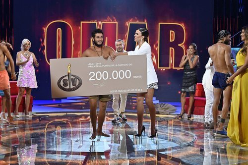 Sofía Suescun entregando el premio a Omar Montes en la gran final de 'Supervivientes 2019'