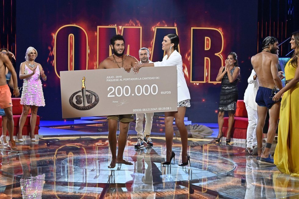 Sofía Suescun entregando el premio a Omar Montes en la gran final de 'Supervivientes 2019'