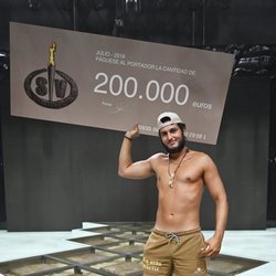 Omar Montes, ganador de 'Supervivientes 2019', posa con el premio en la gran final