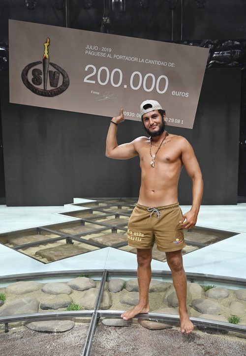 Omar Montes, ganador de 'Supervivientes 2019', posa con el premio en la gran final