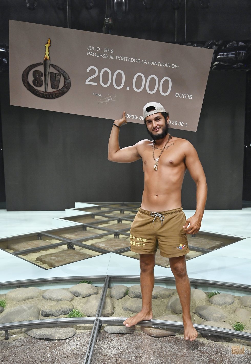 Omar Montes, ganador de 'Supervivientes 2019', posa con el premio en la gran final