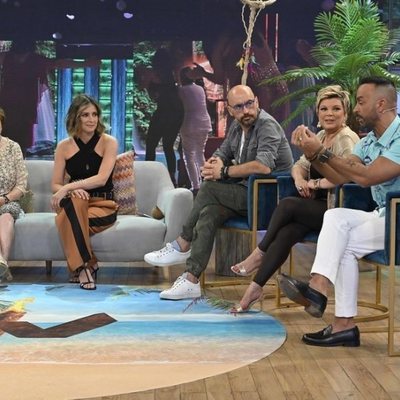 Sandra Barneda en el plató de 'Viva la vida' junto a los colaboradores