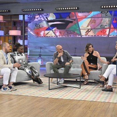 Sandra Barneda y los colaboradores de 'Viva la vida' en el plató