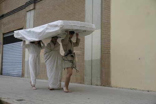 Juanjo, Raquel y Sergio transportan un colchón en 'El contenedor'