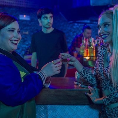 Marta Martín y Saida Benzal brindan en el rodaje de 'Por H o por B'