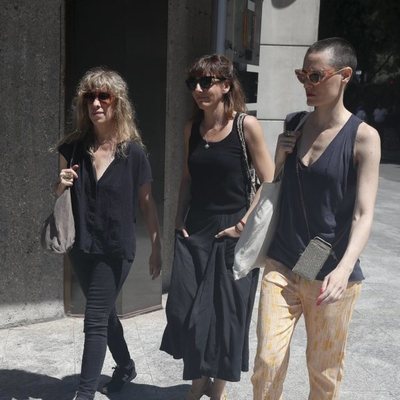 Nathalie Seseña, Malena Alterio y Laura Pamplona en el tanatorio por la muerte de Eduardo Gómez