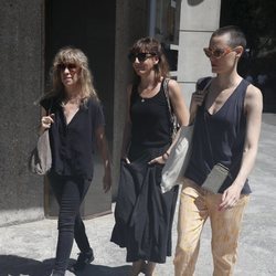 Nathalie Seseña, Malena Alterio y Laura Pamplona en el tanatorio por la muerte de Eduardo Gómez