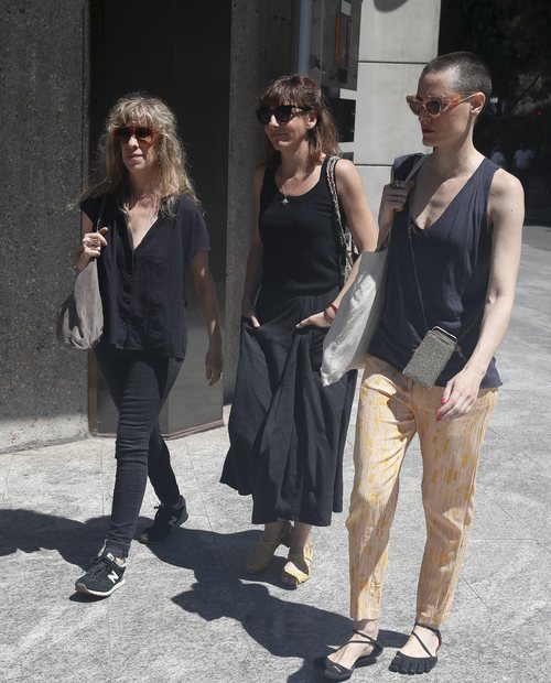 Nathalie Seseña, Malena Alterio y Laura Pamplona en el tanatorio por la muerte de Eduardo Gómez