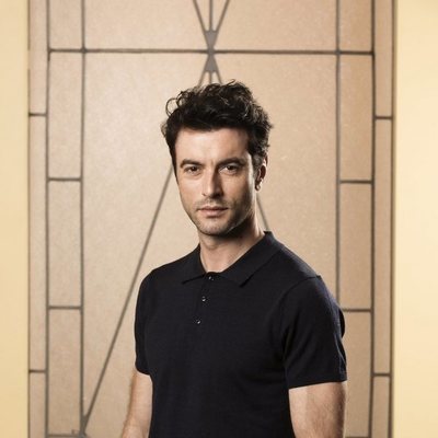 Javier Rey posa en el rodaje de 'Velvet colección'