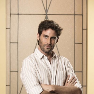 Fernando Guallar posa en el rodaje de 'Velvet colección'