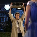 John Reynolds con un radiocasete en 'Cuatro bodas y un funeral'